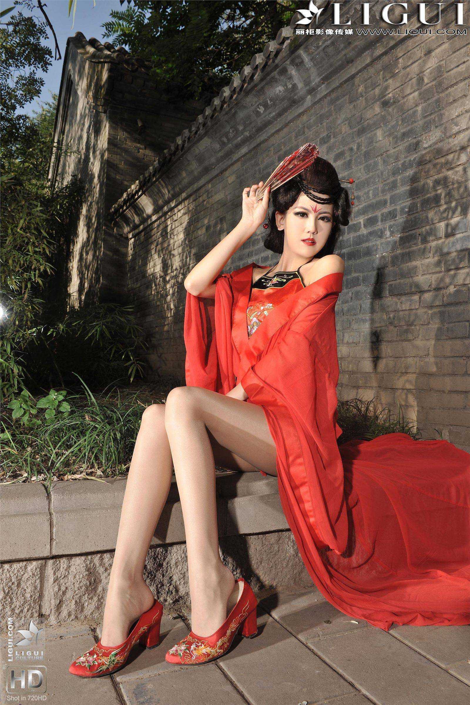 [Ligui丽柜]130207 Model 可馨 性感丝袜美女图片